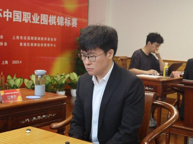 虽然她至今没谈过恋爱，但如果这样的事情发生在她的身上，她也一定会像妈妈那样，毅然决然的和丈夫离婚，绝不会有半分迟疑。